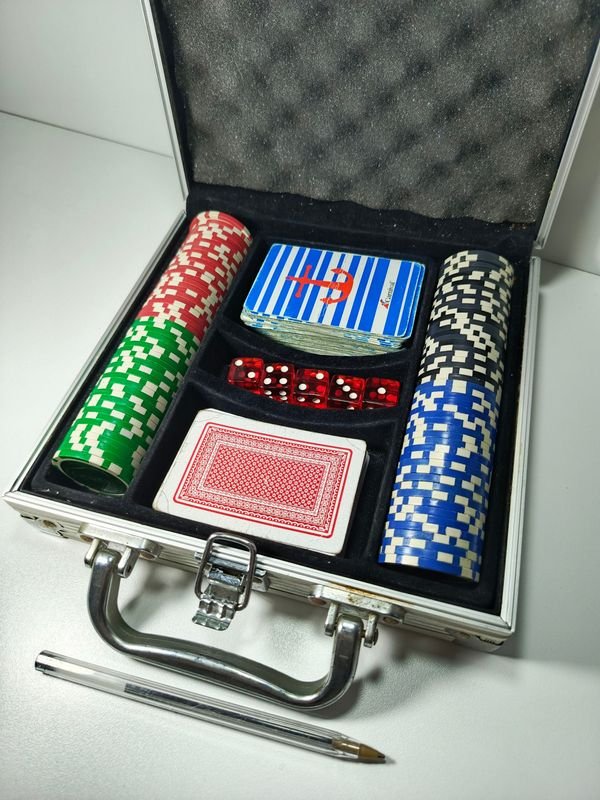 Juego de póker completo con fichas, dados y naipes - imagen 2