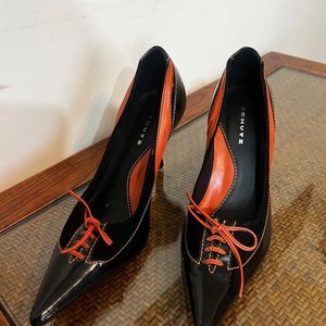 Zapatos Schütz Charol Negro y Naranja Taco Aguja Talle 38 - imagen 2