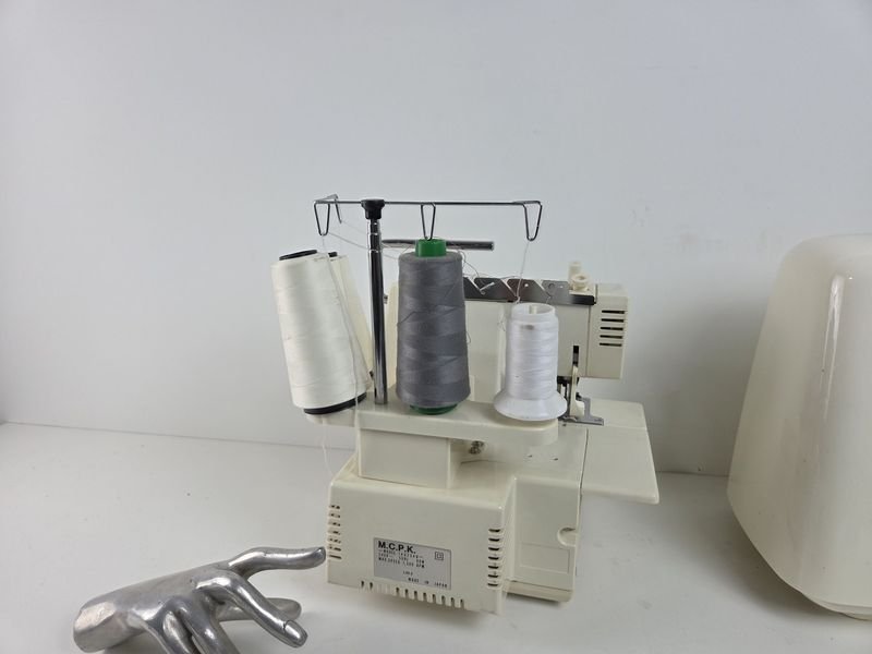 Completa máquina de coser Singer con manuales, mesa y accesorios - imagen 13