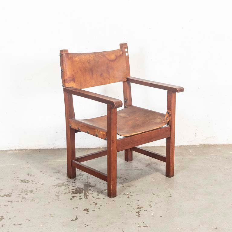Lote anterior: Sillón estufero de madera y cuero con detalles en el lustre