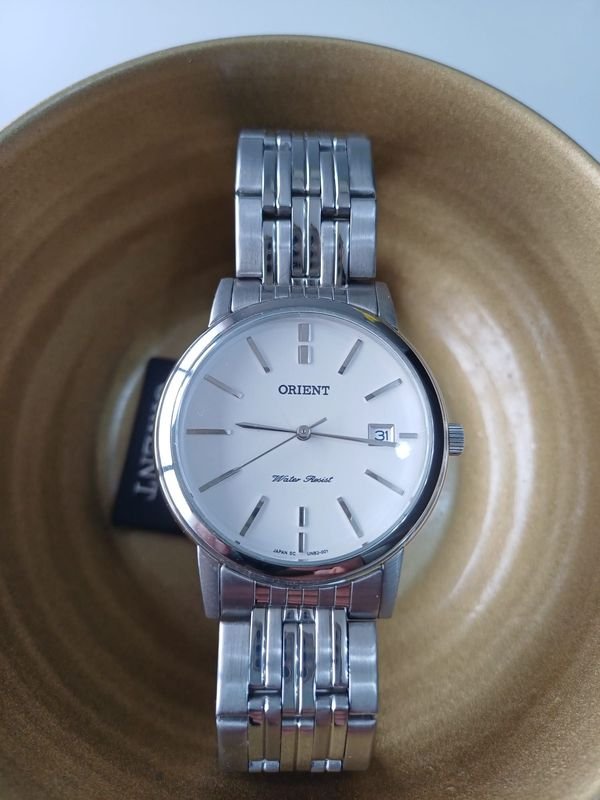 Reloj Orient Cuarzo Acero Inoxidable Esfera Blanca con Fecha