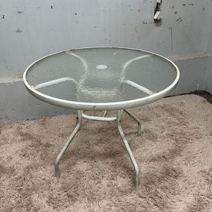 Mesa de Patio Circular con Tapa de Vidrio y Estructura Blanca - imagen 4
