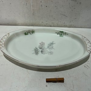 Lote siguiente: Fuente Oval de Opalina con Diseño Floral y Borde Dorado