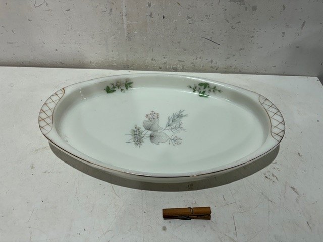 Fuente Oval de Opalina con Diseño Floral y Borde Dorado
