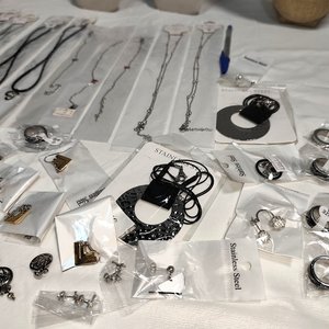 Lote de 50 Piezas de Joyería Nueva en Acero Quirúrgico: Collares, Aretes y Pulseras - imagen 4