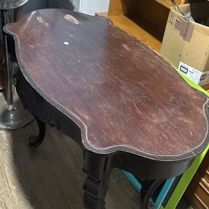 Lote siguiente: Mesa de Estilo Antigua con Patas Talladas