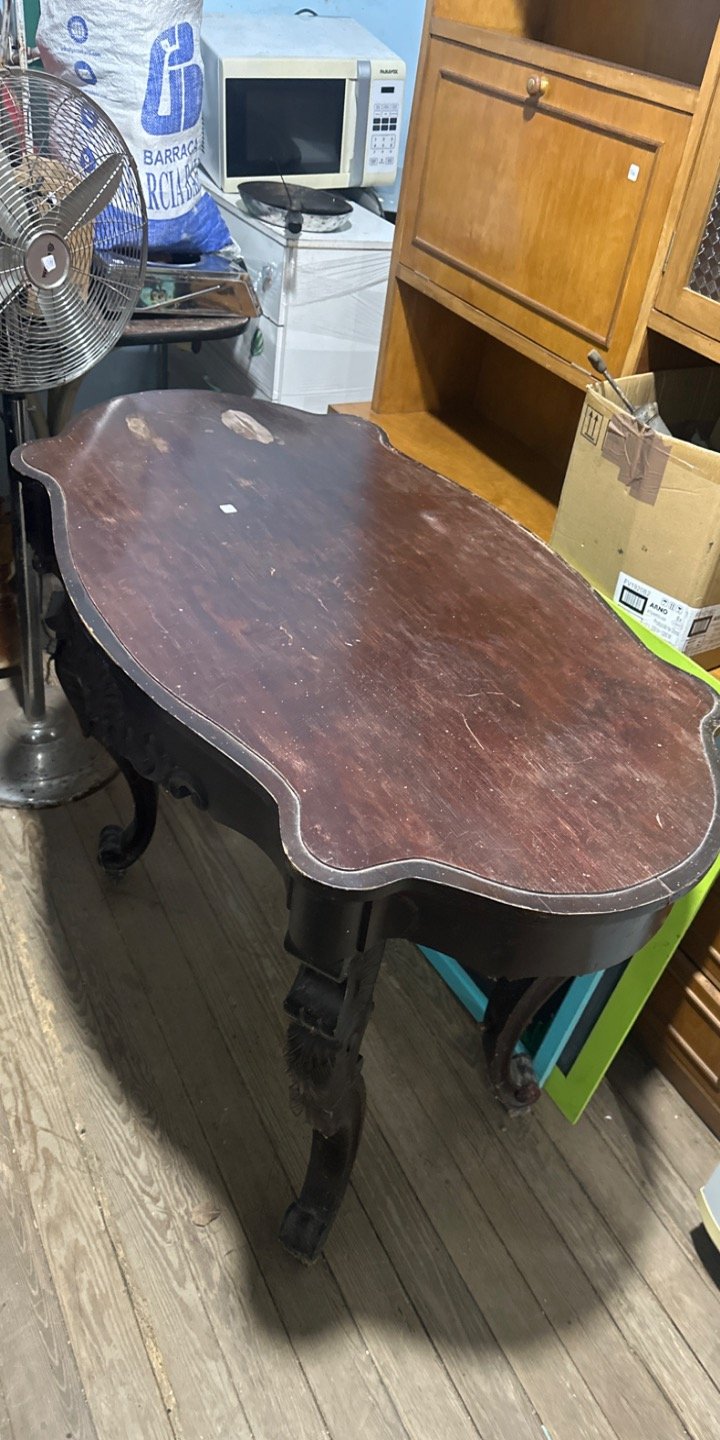 Mesa de Estilo Antigua con Patas Talladas