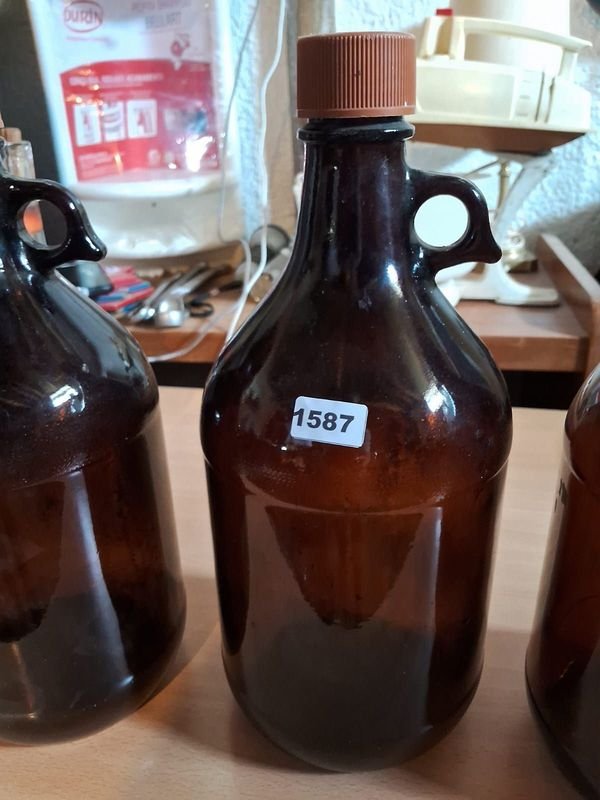 Lote siguiente: Botellas de vidrio ambar conocidas como glowlers