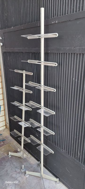 Par de estantes en metal y acrílico para hogar - imagen 3
