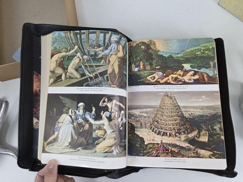La Sagrada Biblia con ilustraciones religiosas y detalles ornamentales - imagen 5