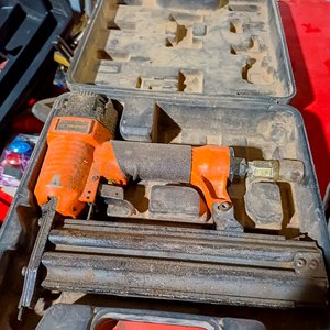 Lote de Herramientas: Atornillador Eléctrico, Pistola Neumática y 2 Lijadoras - imagen 2