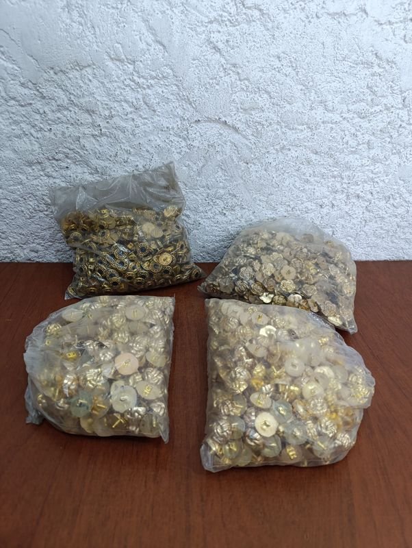 Lote siguiente: Bolsas con botones dorados de calidad