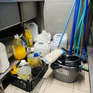 Lote anterior: Lote de Artículos de Limpieza: Bidones, Escobas, Trapos y Más