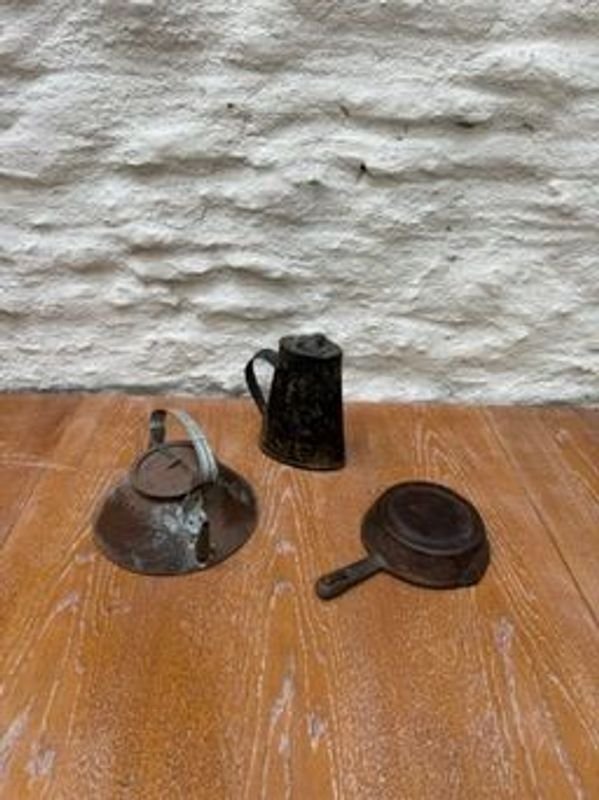 Lote siguiente: Excepcional conjunto de calderas y accesorios para el hogar