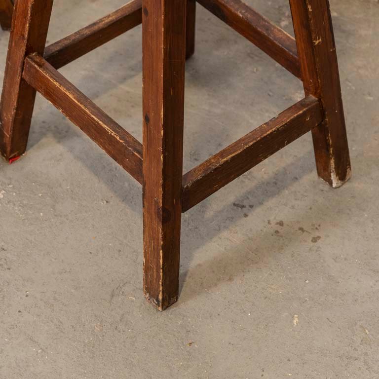 Bancos de madera altos con detalles en la madera y lustre - imagen 2