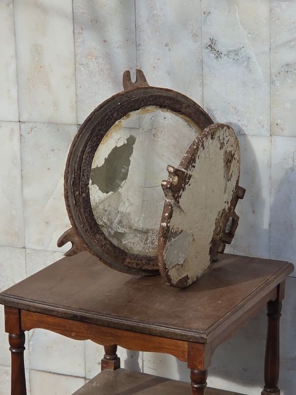 Antiguo Ojo de Buey Redondo de Hierro con Tapa y Espejo Deteriorado - imagen 1