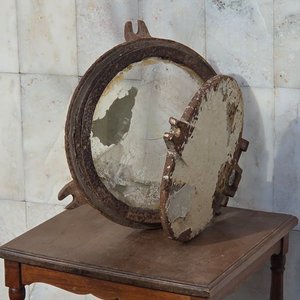 Lote siguiente: Antiguo Ojo de Buey Redondo de Hierro con Tapa y Espejo Deteriorado