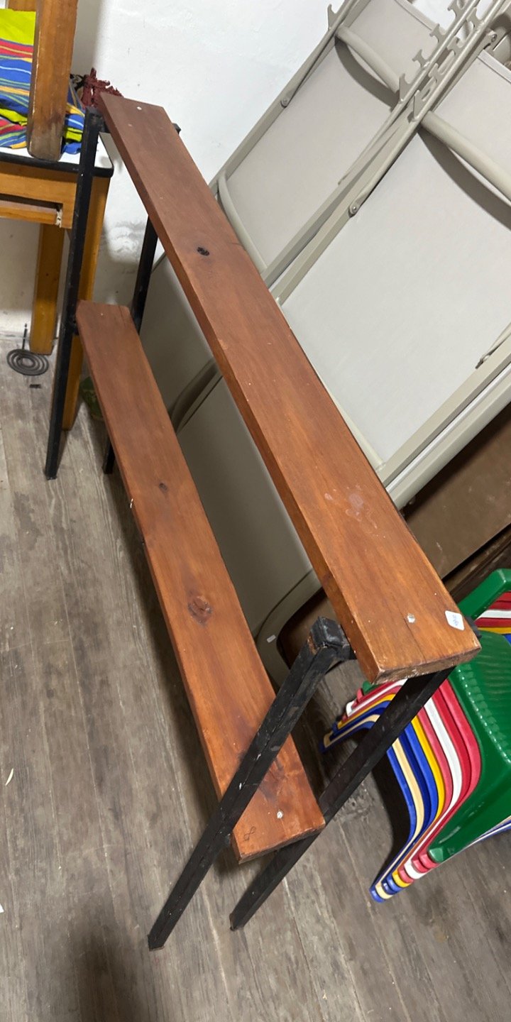 Lote siguiente: Estanteria de madera con estructura metálica