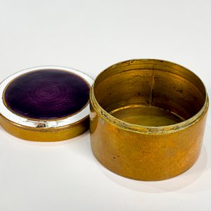 Pastillero Cilíndrico de Bronce con Tapa de Esmalte Bordó - imagen 2