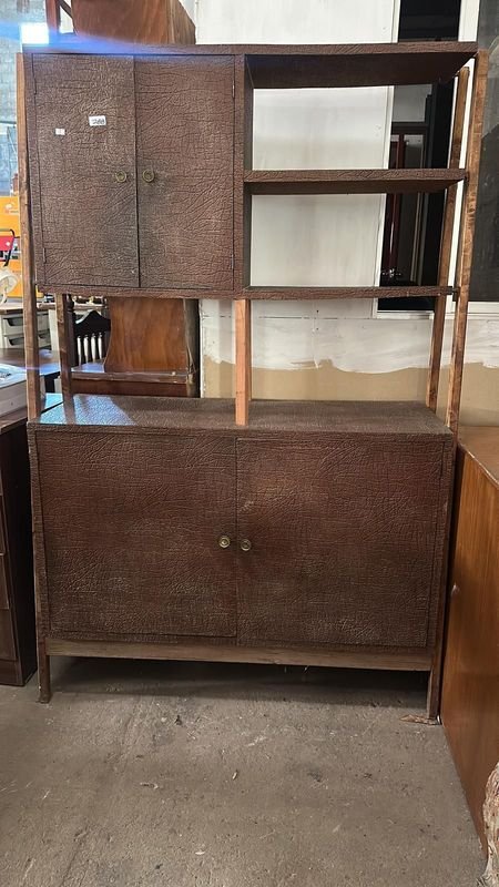 Mueble de cocina de madera con puertas y estantes - imagen 2