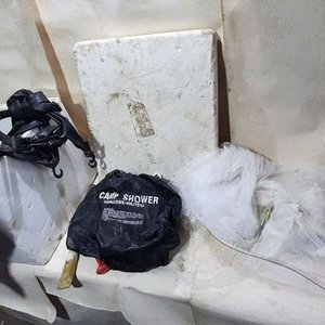 Conservadora de Espuma, Sombrilla con Tensores, Matera de Cuero y Duchero de Camping - imagen 1