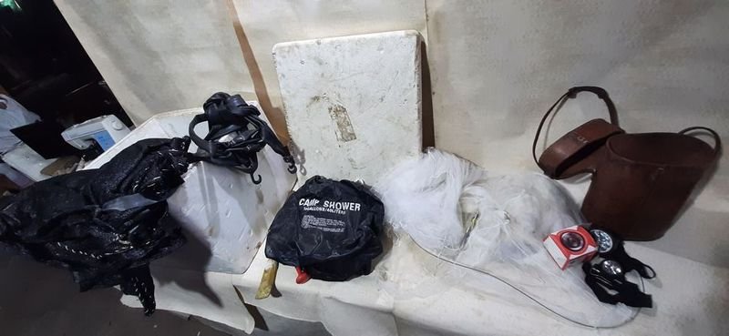 Conservadora de Espuma, Sombrilla con Tensores, Matera de Cuero y Duchero de Camping