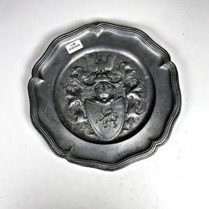 Plato de Peltre Decorativo con Escudo y Sello - imagen 2