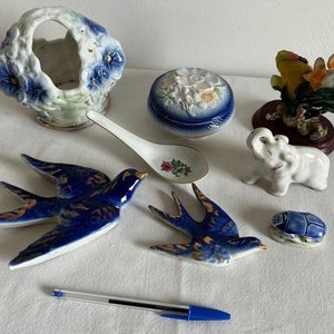 Lote de Adornos de Porcelana: Cesta, Pájaros, Elefante y Tortuga - imagen 2