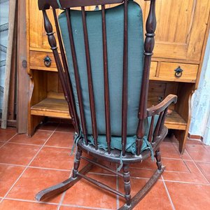 Mecedora Antigua Estilo Americano en Madera Torneada con Tapizado Verde - imagen 7