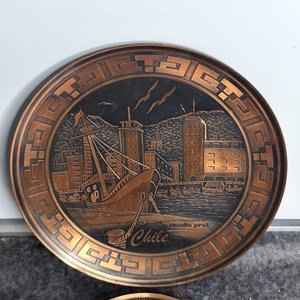 Dos Platos Decorativos de Metal Cobreado con Motivos de Chile - imagen 2