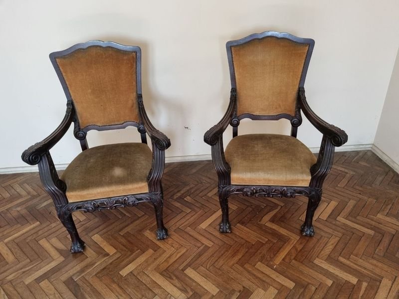 Par de Sillones Antiguos Estilo Chippendale en Madera Noble Tapizados en Pana Ocre