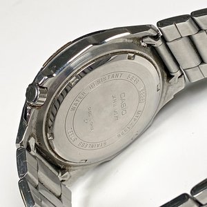 Reloj Casio Caballero Malla Metal Dorado y Negro - imagen 4