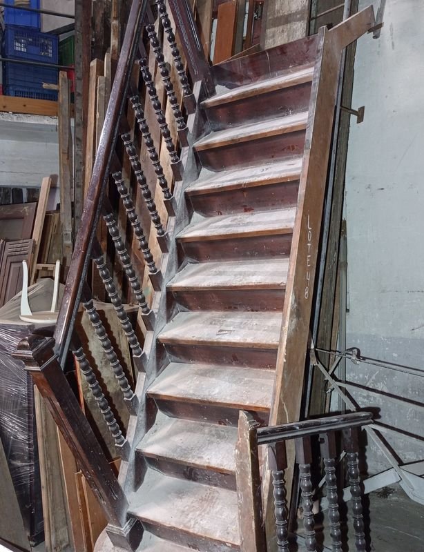 Escalera antigua con barandas torneadas, completamente en cedro - imagen 3
