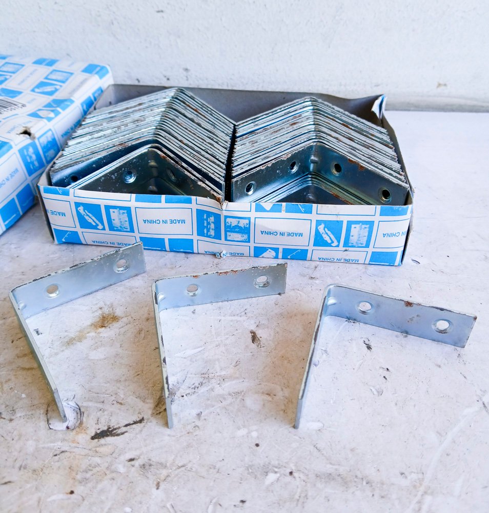 Lote siguiente: Caja con escuadras y accesorios