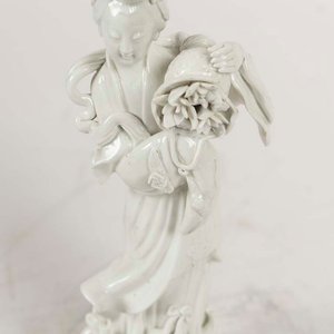 Figura de Porcelana Blanc de Chine con Detalle de Flores - imagen 2