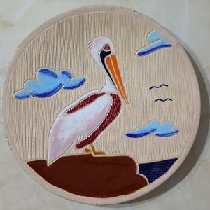 Plato Decorativo Artesanal de Cerámica con Pelícano y Mar - imagen 3