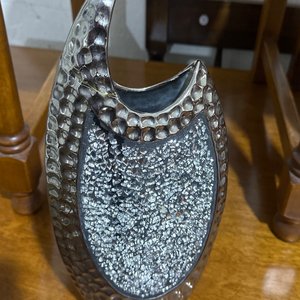 Lote siguiente: Florero Decorativo Metálico con Mosaico