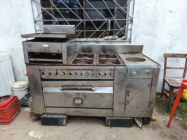 Cocina Industrial de Acero Inoxidable con 4 Hornallas, Horno y Plancha - imagen 1