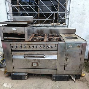 Lote siguiente: Cocina Industrial de Acero Inoxidable con 4 Hornallas, Horno y Plancha