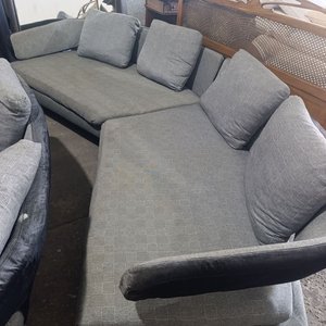 Sofá Modular Arne B&B Italia: Estructura Tubular, Aluminio Pulido, Tela Gris y Plumas - imagen 5