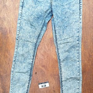 Lote de Ropa Femenina: Jeans con Tachas y Remeras Variadas - imagen 15