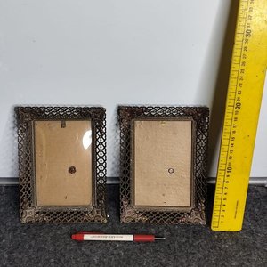 Lote siguiente: Dos Portarretratos Antiguos de Bronce con Detalles Ornamentales