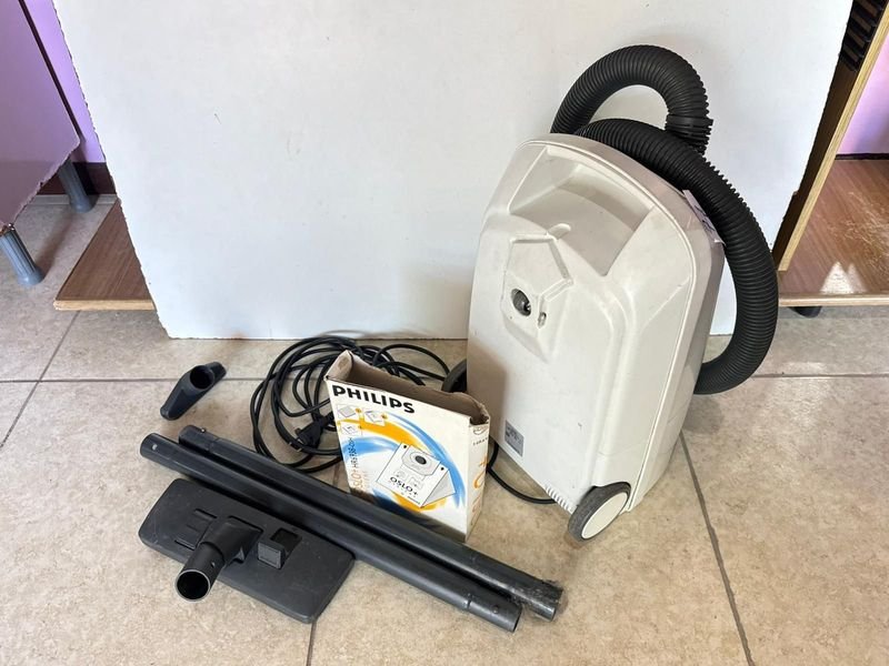 Lote siguiente: Aspiradora Philips con bolsa extra de repuesto