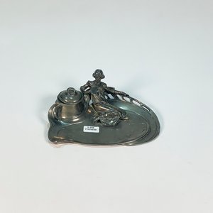 Tintero Art Nouveau de Metal con Figura de Dama Recostada - imagen 1