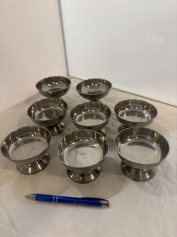Lote siguiente: Juego de ocho tazas de plata