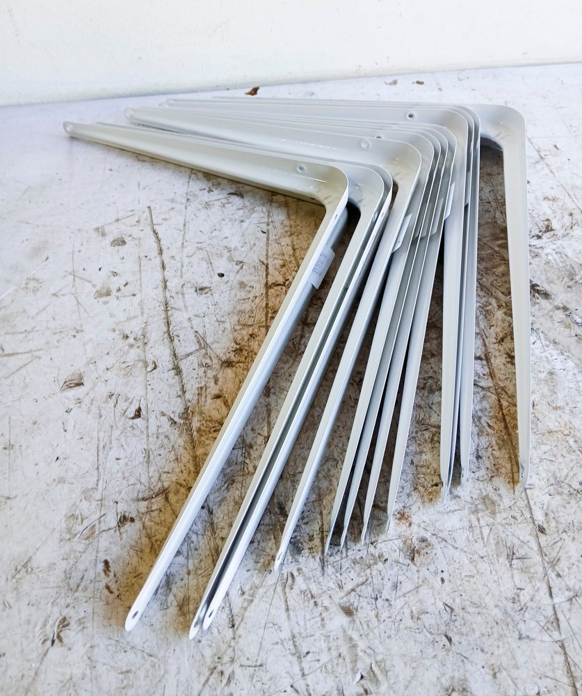 Lote siguiente: Ménsulas de metal con tijeras y accesorios