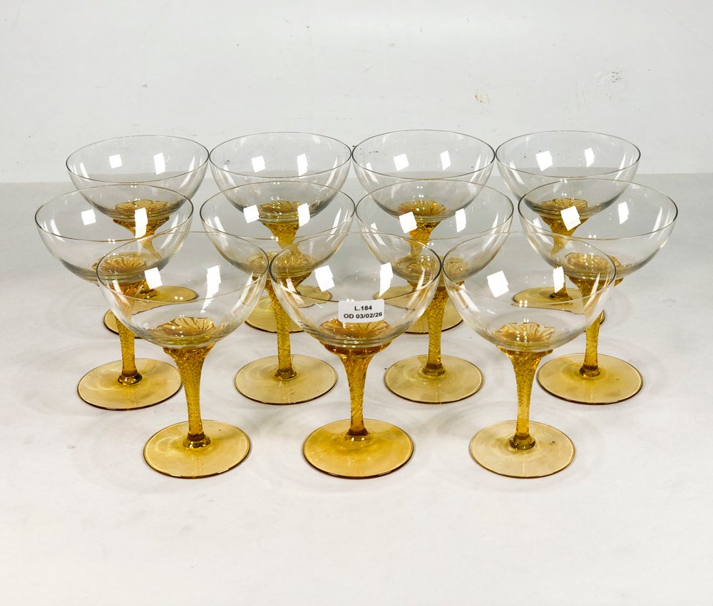 Copas de cristal con vastago amarillo