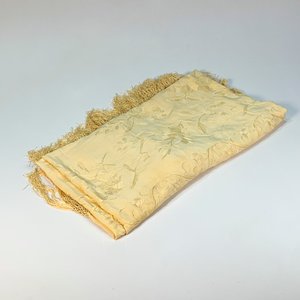 Lote siguiente: Mantón de Hilo Beige con Flores Bordadas, Puntillas y Flecos