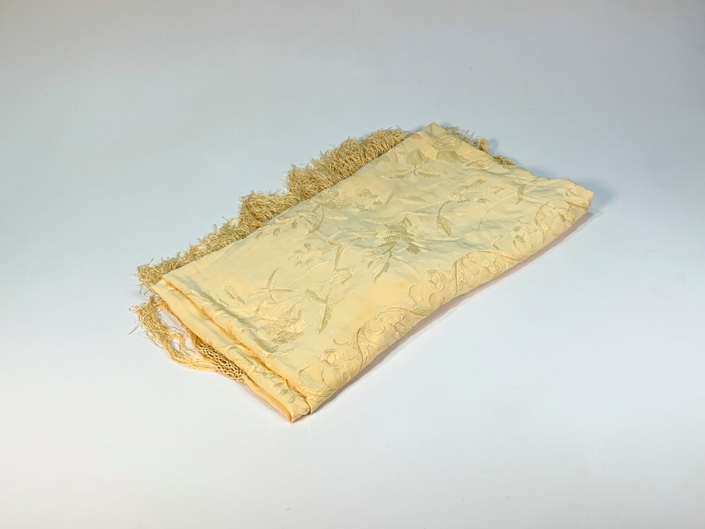 Mantón de Hilo Beige con Flores Bordadas, Puntillas y Flecos