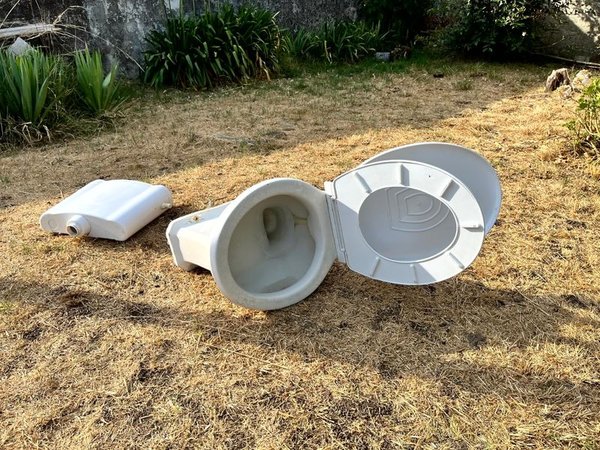 Juego de Baño Olmo de Loza Blanca: Lavatorio con Pedestal – Bidet – Inodoro y Antiguo Bidet de Loza Cisterna de Plástico - imagen 13